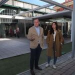 El cabeza de lista de ¡Vamos, Palencia!, Domiciano Curiel; y la integrante número tres en su lista, Marta Font, en los entornos de la plaza de Abastos de Palencia para presentar su propuesta relativa a la modernización y puesta en valor de ese mercado