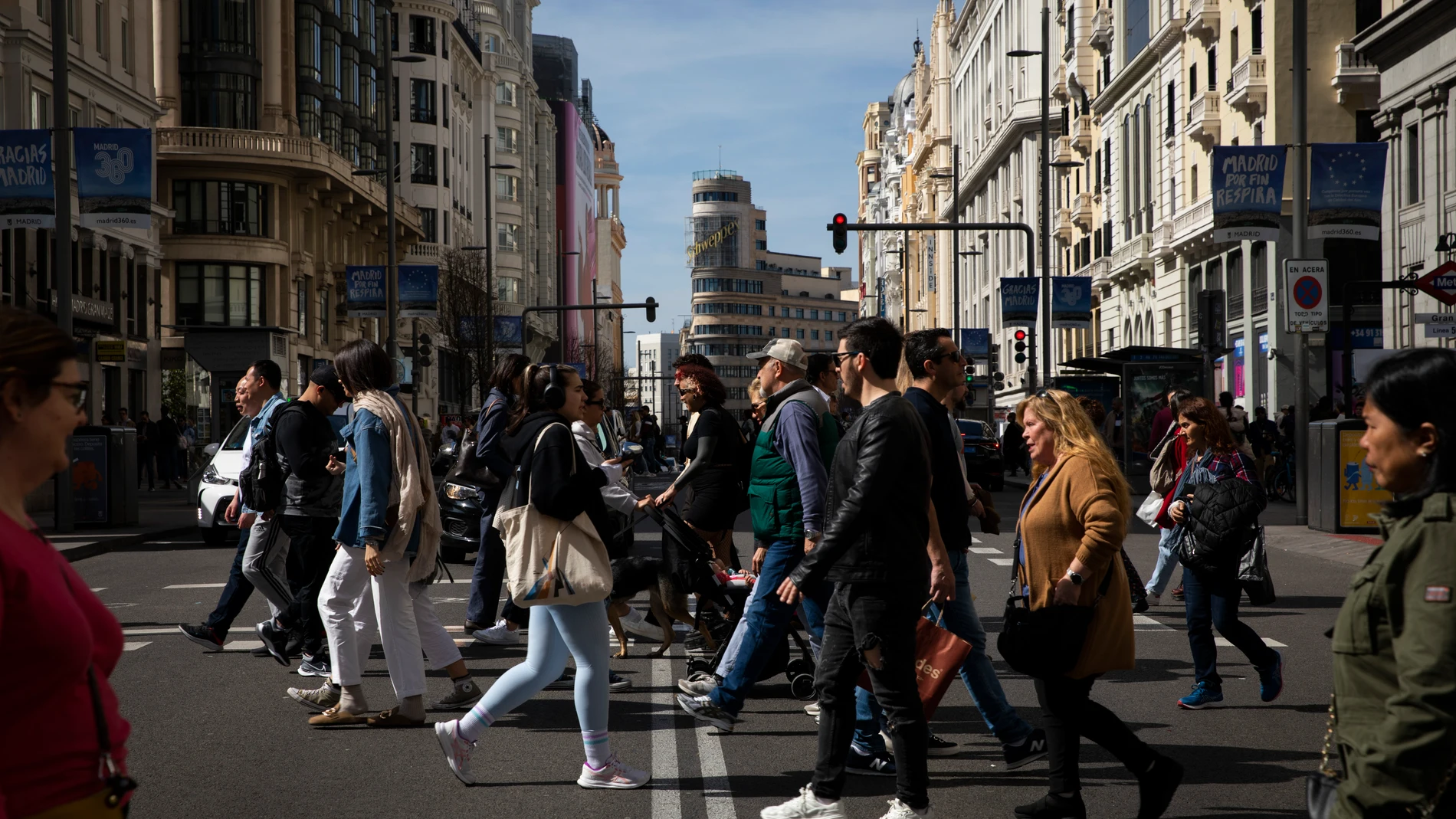 Paso de peatones en la calle Gran Vía de Madrid