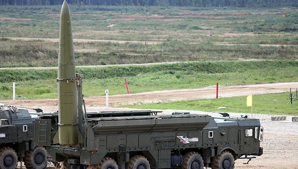 Misil Iskander-M en el brazo erector del transportador 9P78-1 exhibido en el foro técnico-militar ARMY-2016.