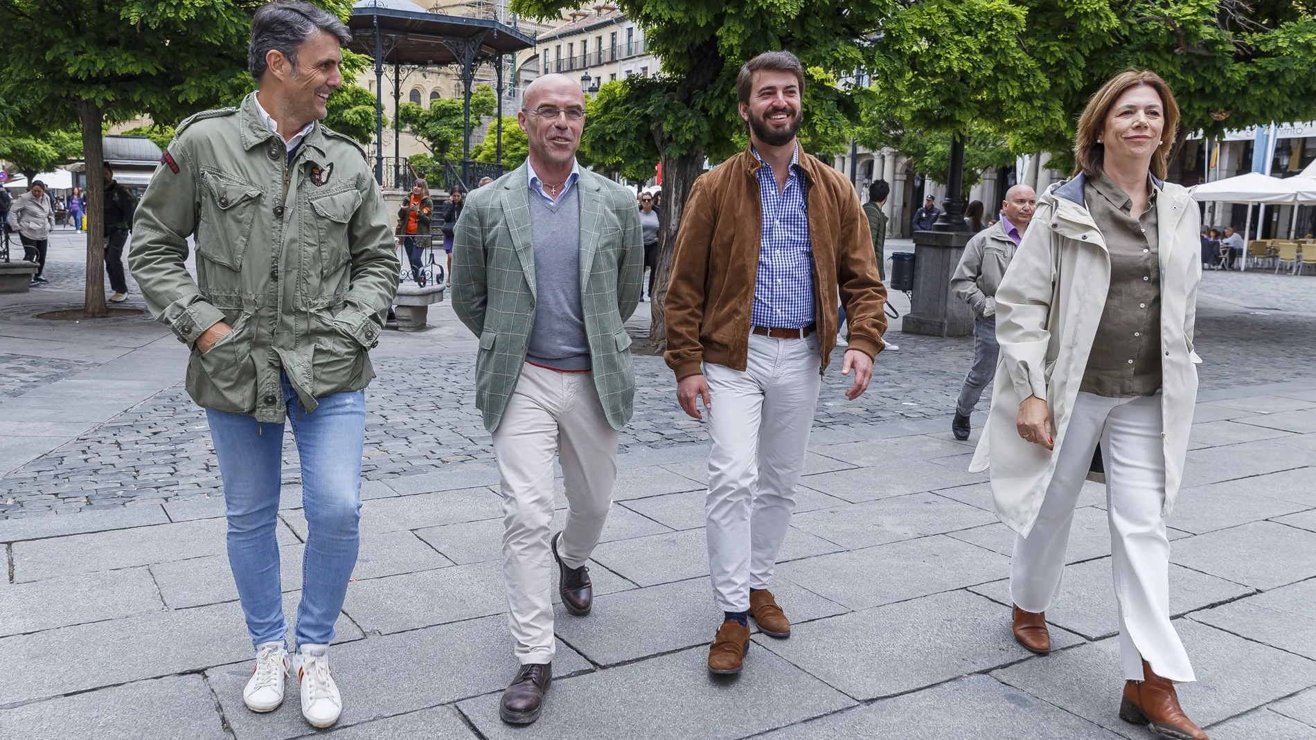García-Gallardo pasea por Segovia junto a Buxadé y Esther Pérez, entre otros