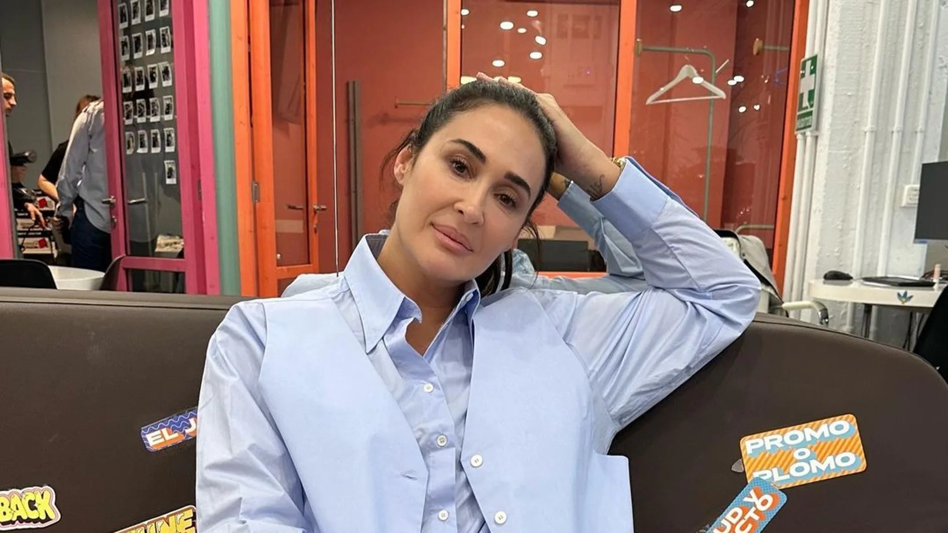 Vicky Martín Berrocal con camisa chaleco.