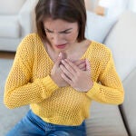 Las mujeres jóvenes tienen mayor probabilidad de sufrir una DEAC