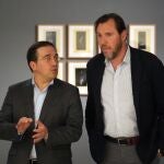 Puente conversa con el ministro Albares durante su visita al Museo Patio Herreriano de Valladolid