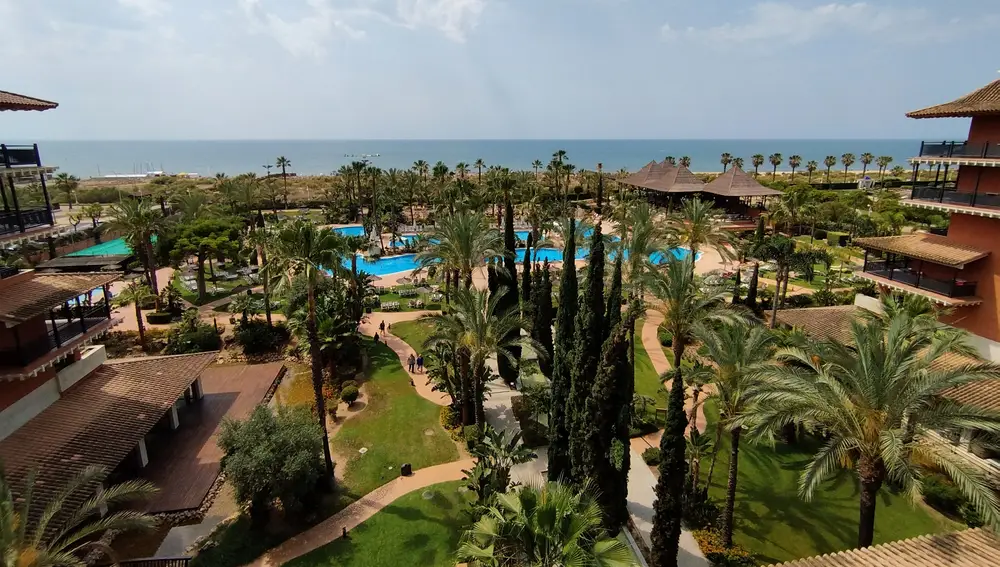 Su zona exterior la conforman cuidados jardines, varias piscinas y zonas deportivas.