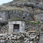 Imagen de la entrada a una de las cuevas hoy bodegas excavadas en la ladera de Cuevas de Provanco