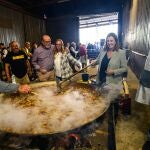 La candidata del PP a la Alcaldía de Valencia, María José Catalá, compartió una paella con los vecinos de Pinedo