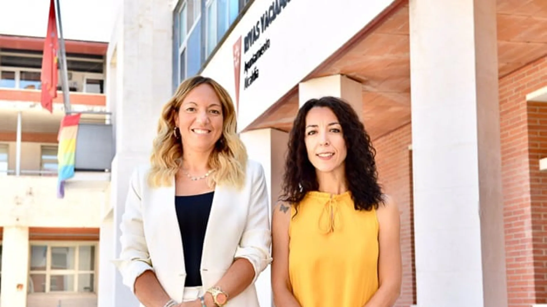Vanessa Millán (a la izquierda) y Amaya Gálvez (derecha), las ediles de Podemos en Rivas Vaciamadrid