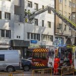 BURGOS, 24/05/2023.- Fotografía de ayer martes en el que se observa a los bomberos y trabajadores del servicio de emergencias en el lugar donde un joven se precipitó desde un décimo piso en Burgos. El menor de 17 continúa en estado muy grave en la UCI del Hospital Universitario de la ciudad, a pesar de que esta mañana se informó de su fallecimiento. 