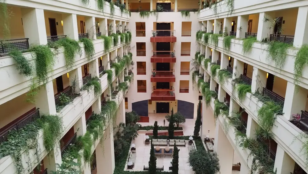 También en su interior la vegetación está presente