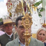 Juanma Moreno acompaña a la hermandad del Rocío de Sanlúcar y visita el puesto de mando avanzado de Bajo de Guía 