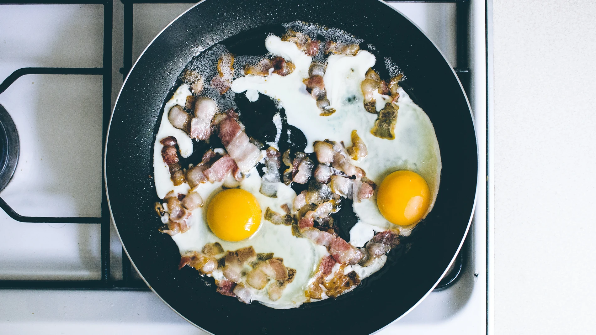 Uno de los trucos de esta receta está en freír la panceta con los huevos