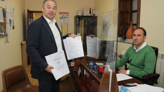 Gregorio Álvarez, presidente del Grupo Iberecológica, presenta la solitud de licencia en el ayuntamiento de Paredes de Nava para construir la planta