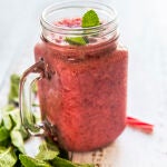 Un batido rojo detox para adelgazar