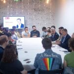 Ximo Puig en una reunión en un local en el barrio de Russafa (Valencia) con jóvenes