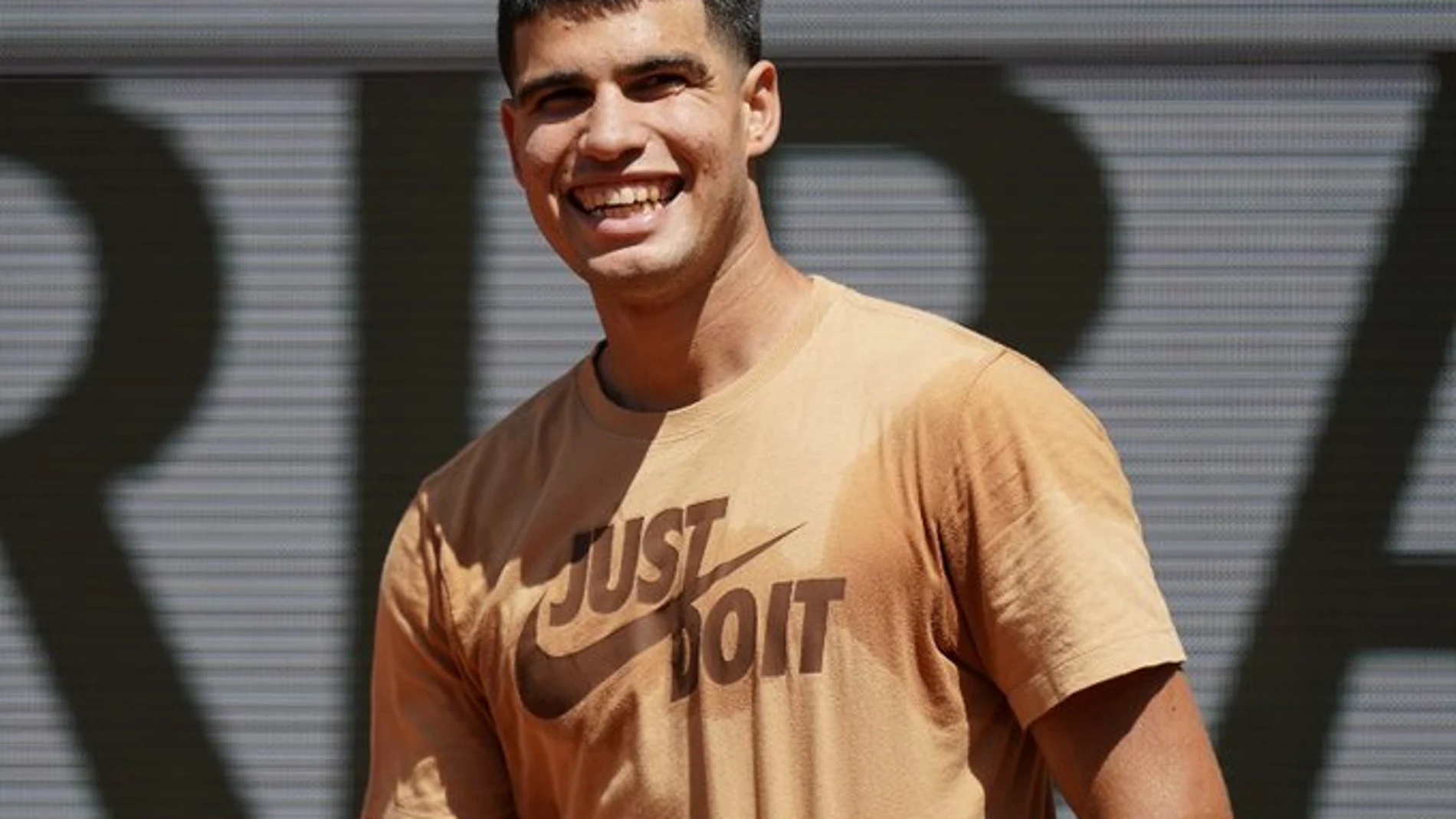 Carlos Alcaraz entrena en París para Roland Garros 2023