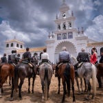 Las filiales retoman presentación ante la Virgen del Rocío bajo la amenaza de la lluvia