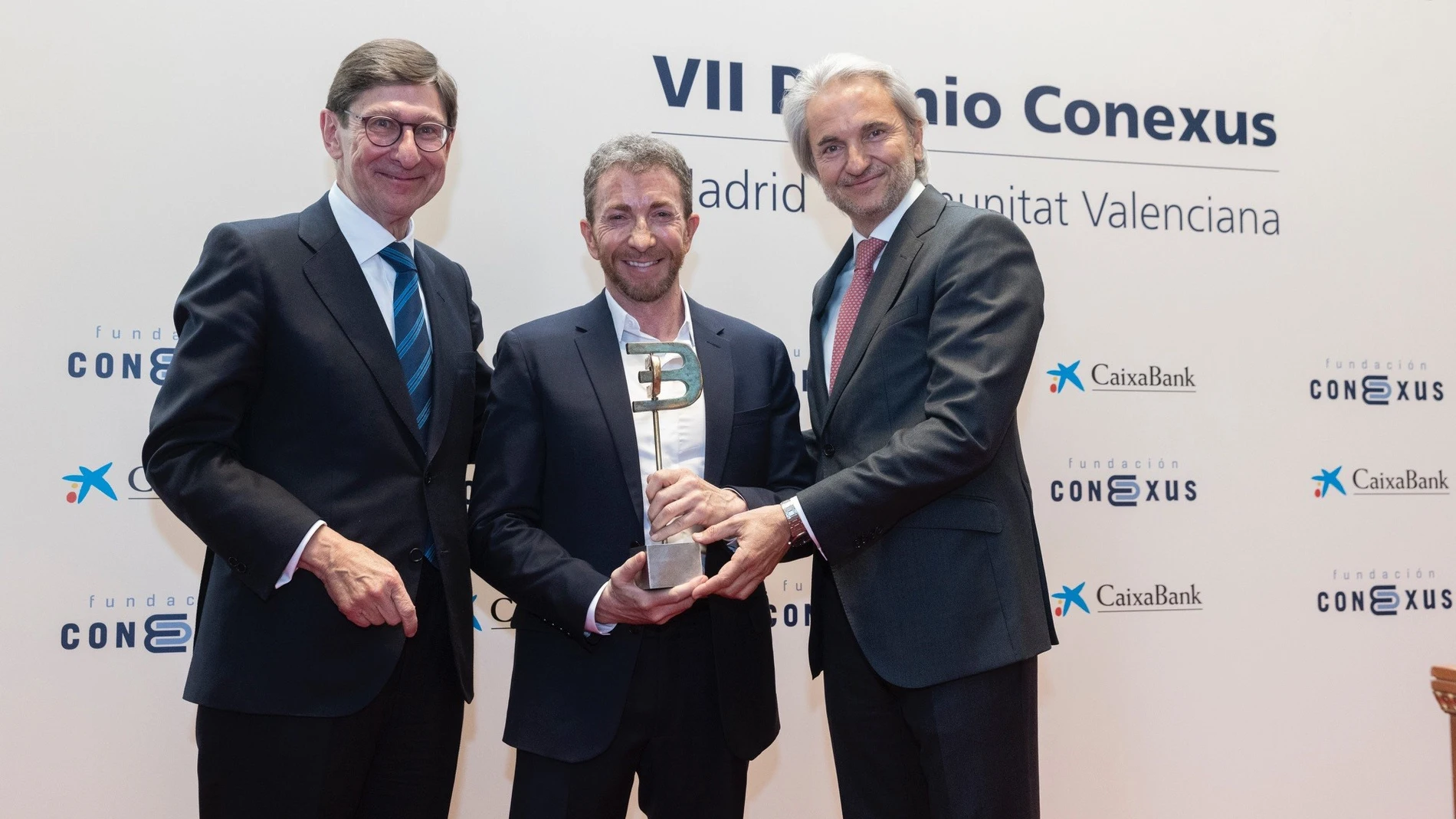 El presidente de Conexus, Manuel Broseta, y el presidente de CaixaBank, José Ignacio Goirigolzarri, entregan el VII Premio Conexus Madrid-Comunitat Valenciana al comunicador y empresario valenciano, Pablo Motos. FUNDACIÓN CONEXUS 27/05/2023