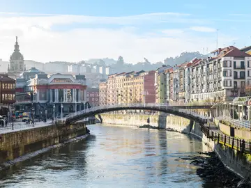 Vistas panorámicas de la ciudad vieja de Bilbao Vistas panorámicas de la ciudad vieja de Bilbao