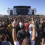 Cientos de personas asisten a uno de los conciertos del primer día del MadCool Festival 2022.