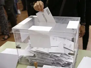 Imagen de archivo de una urna electoral Imagen de archivo de una urna electoral