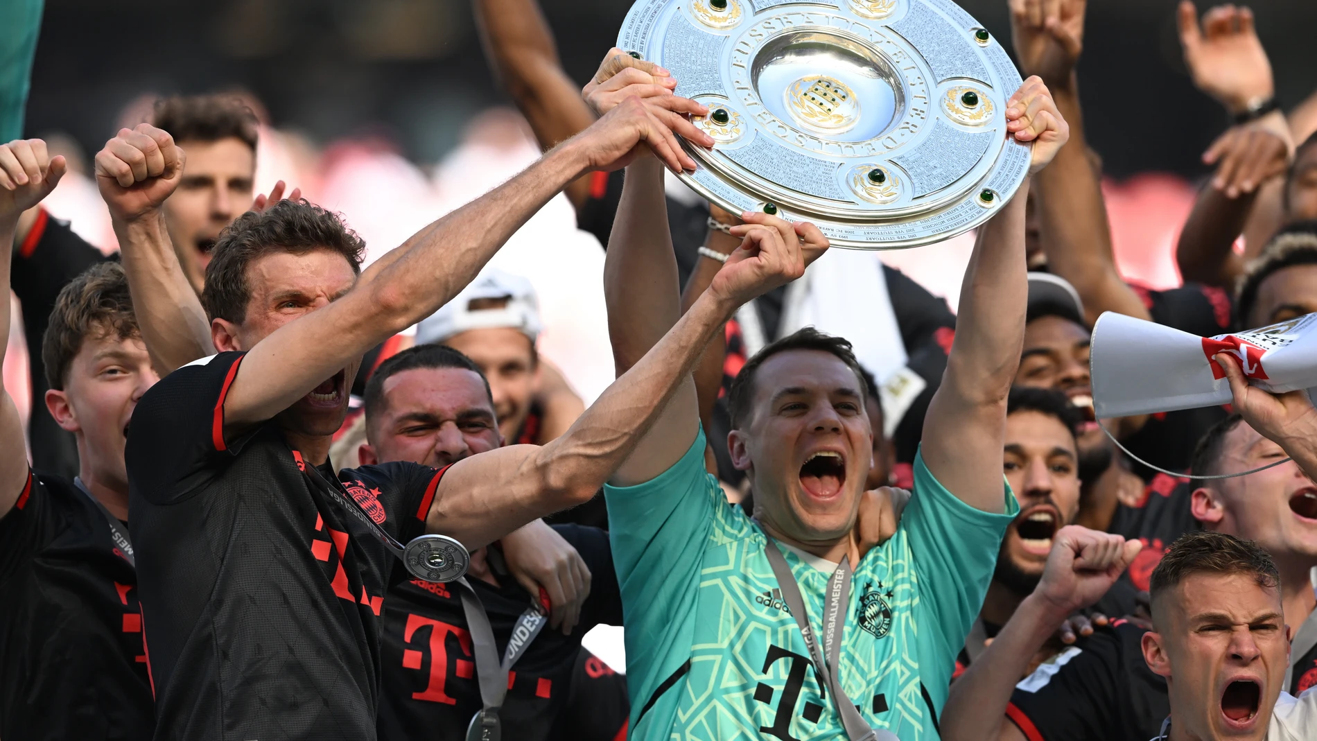 Cologne (Germany), 27/05/2023.- Thomas Mueller (L) and Manuel Neuer (R) of Munich lift the league title trophy after winning the German Bundesliga soccer match between 1.FC Cologne and FC Bayern Munich, in Cologne, Germany, 27 May 2023. Both Bayern Munich and Borussia Dortmund finished the season on 71 points but Bayern won the title due to a better goal difference. (Alemania, Rusia, Colonia) EFE/EPA/FILIP SINGER CONDITIONS - ATTENTION: The DFL regulations prohibit any use of photographs as image sequences and/or quasi-video.