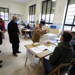Ciudadanos votando en las últimas elecciones regionales en Valladolid Ciudadanos votando en las últimas elecciones regionales en Valladolid