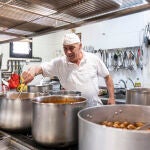 Teo, cocinero del Centro de Acogida e Integración Social Santiago Masarnau.