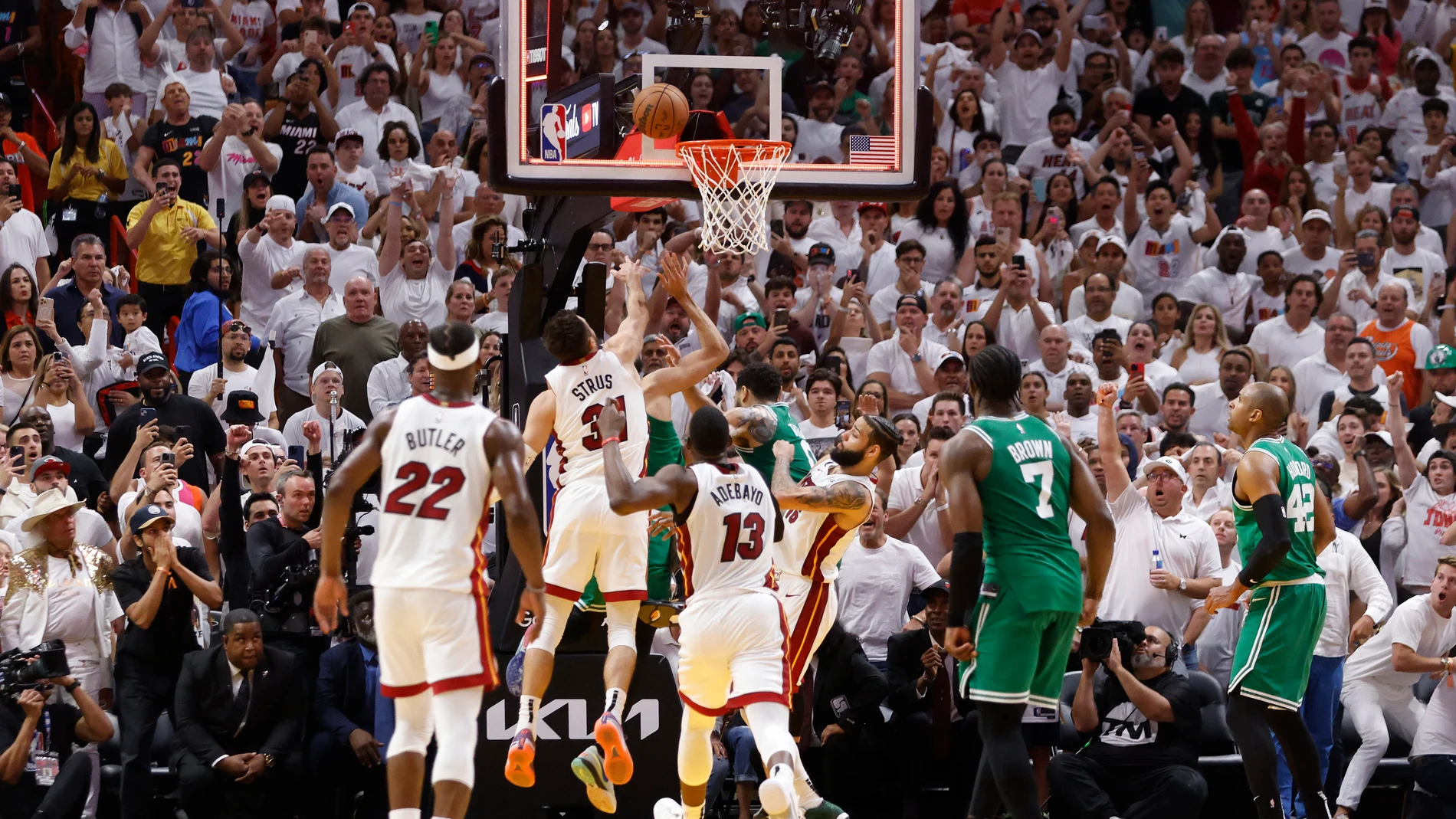 El palmeo imposible de Derrick White