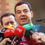 Juanma Moreno vota para las elecciones municipales