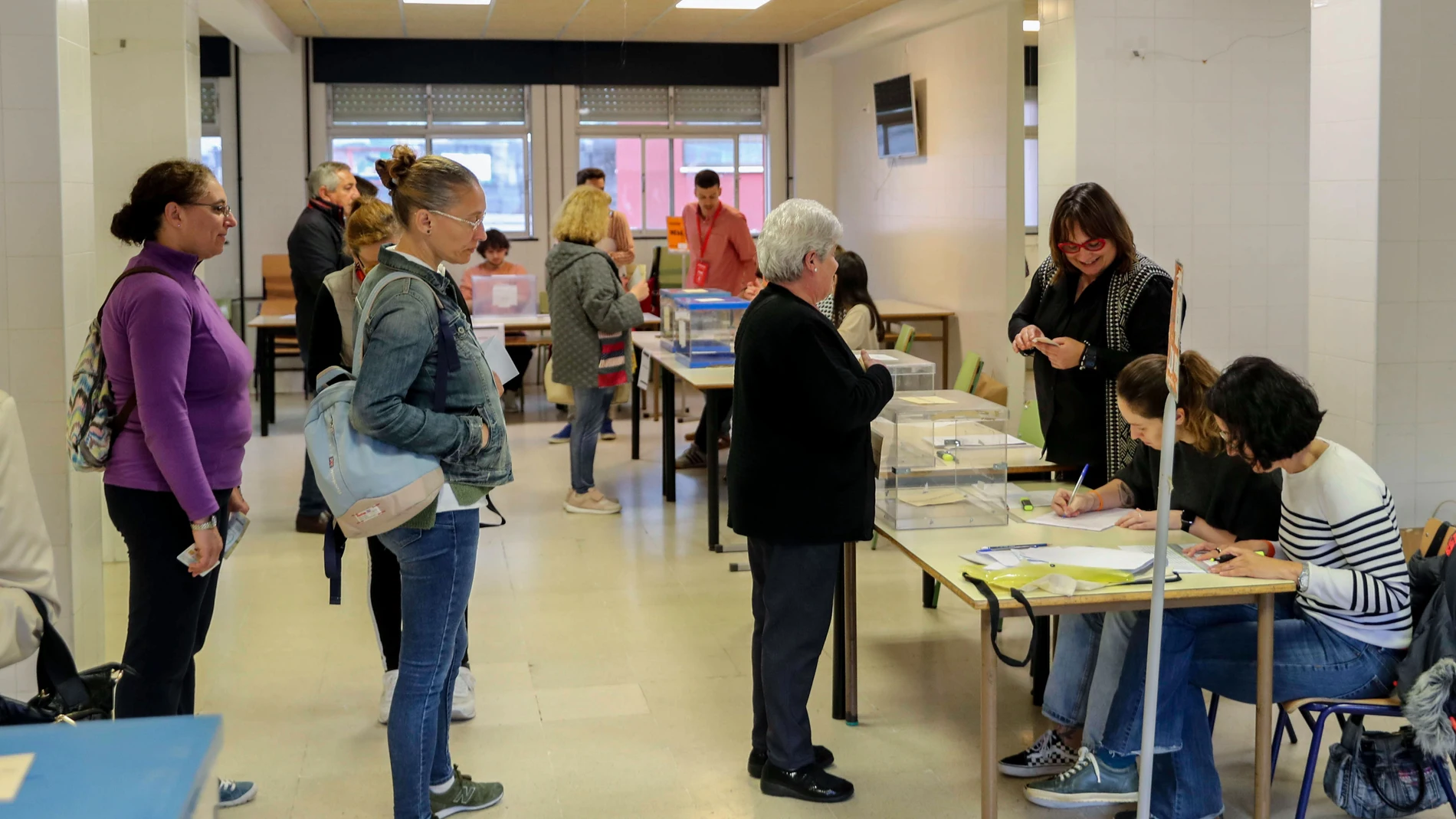 OVIEDO, 28/05/2023.- Varios votantes hacen cola para ejercer su derecho al voto en un colegio electoral de Oviedo, este domingo. Los asturianos eligen a su duodécimo parlamento autonómico y los 78 concejos renuevan 922 concejales. EFE/ J.L.Cereijido