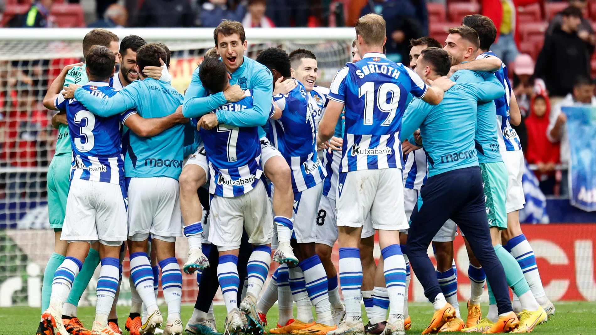 MADRID, 28/05/2023.- Los jugadores de la Real Sociedad celebran la finalización del encuentro correspondiente a la jornada 37 de Primera División que han disputado hoy domingo frente al Atlético de Madrid en el estadio Metropolitano, en Madrid. El resultado 2-1 les asegura el pase a La Liga de Campeones una década después. EFE / Rodrigo Jiménez.