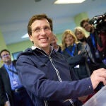 Almeida vota y anima a acudir a la cita con las urnas: "Cae agua pero lo que tiene que caer de verdad son votos"