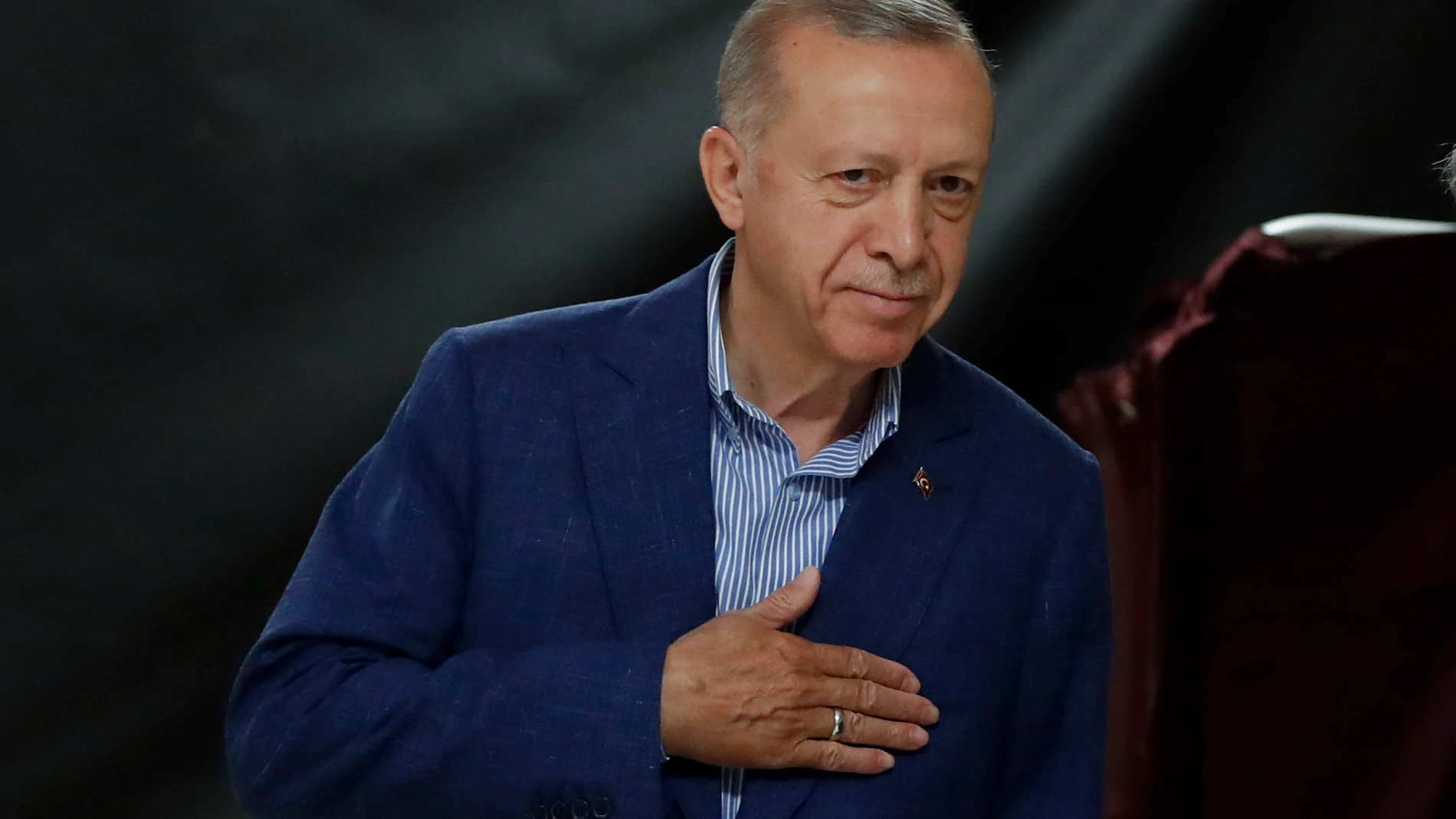Istanbul (Turkey), 28/05/2023.- Turkish President Recep Tayyip Erdogan prepares to vote at a polling station during the second round of the presidential election in Istanbul, Turkey, 28 May 2023. The second round of presidential elections between Turkish President Recep Tayyip Erdogan and his challenger Kemal Kilicdaroglu, the leader of the opposition Republican People's Party (CHP), is held 28 May. (Elecciones, Turquía, Estanbul) EFE/EPA/MURAD SEZER / POOL
