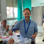Erik Domínguez votando