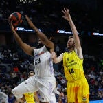 Yabusele supera la defensa de Shurna