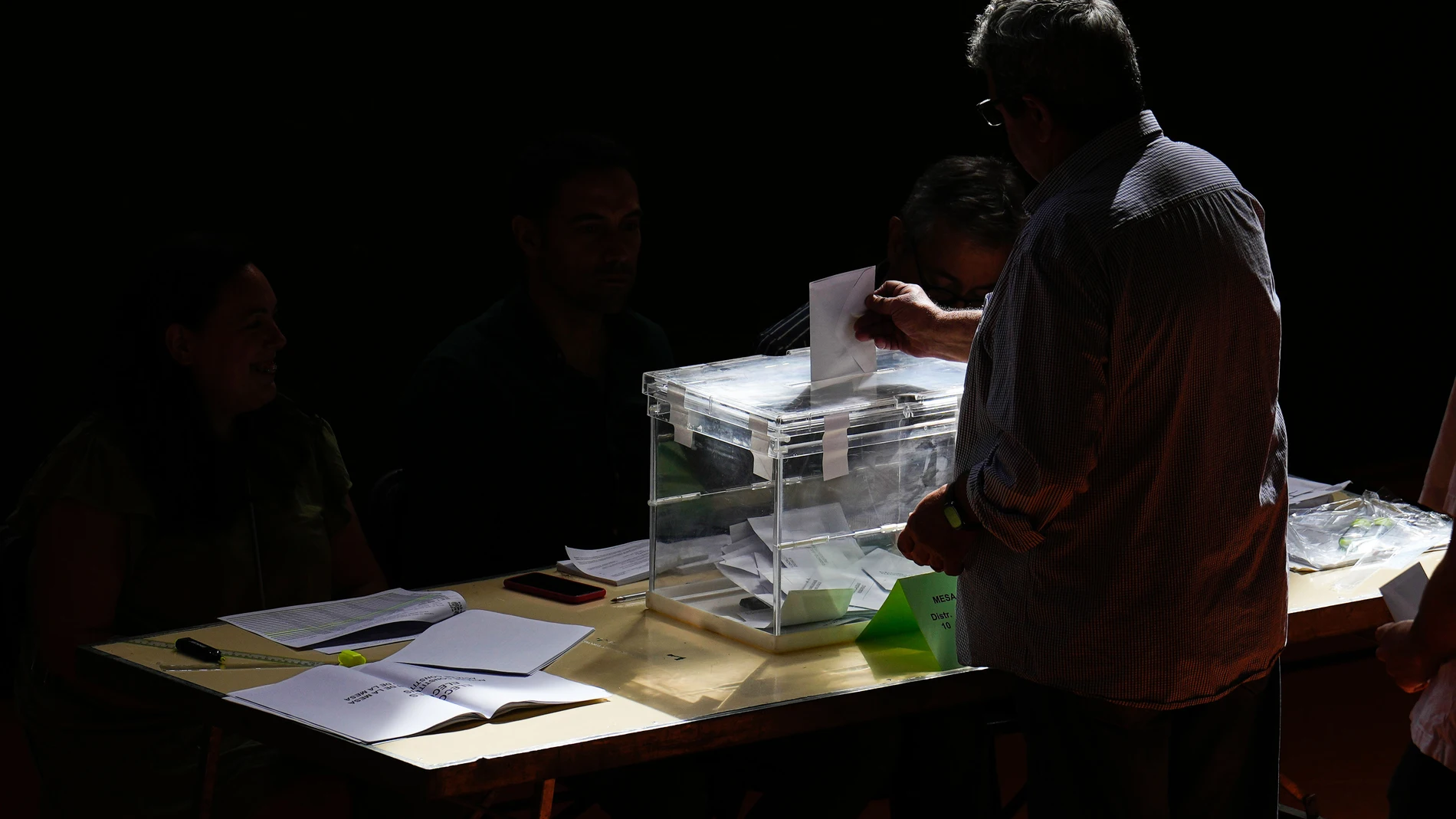 GRAF8623. BARCELONA, 28/05/2023.- Un ciudadanos ejerce su derecho al voto en la Escuela Grèvol, en Barcelona, este domingo. EFE/ Alejandro García