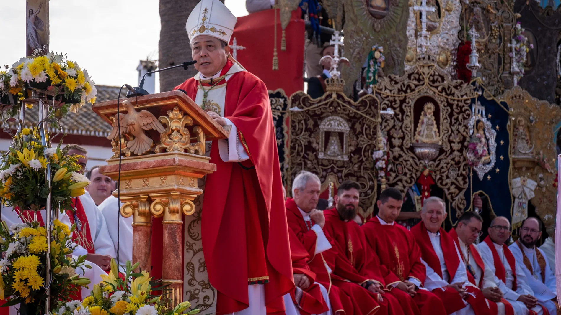 El nuncio en la celebración de la misa de Pestecostés, en El Rocío