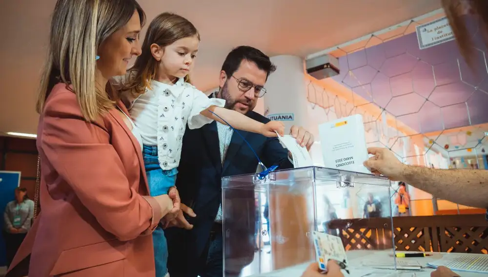 El president Aragonès en Pineda junto a su esposa y su hija