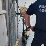 Un agente de la Policía Local de Adra junto al patinete con una fotode Franco empleado para el atropello