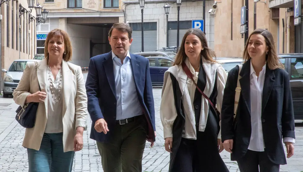 Fernández Mañueco junto a su familia antes de votar en Salamanca