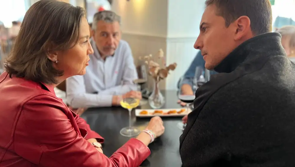 Reyes Maroto y Juan Lobato, en la jornada de reflexión de ayer, en el barrio de Las Letras