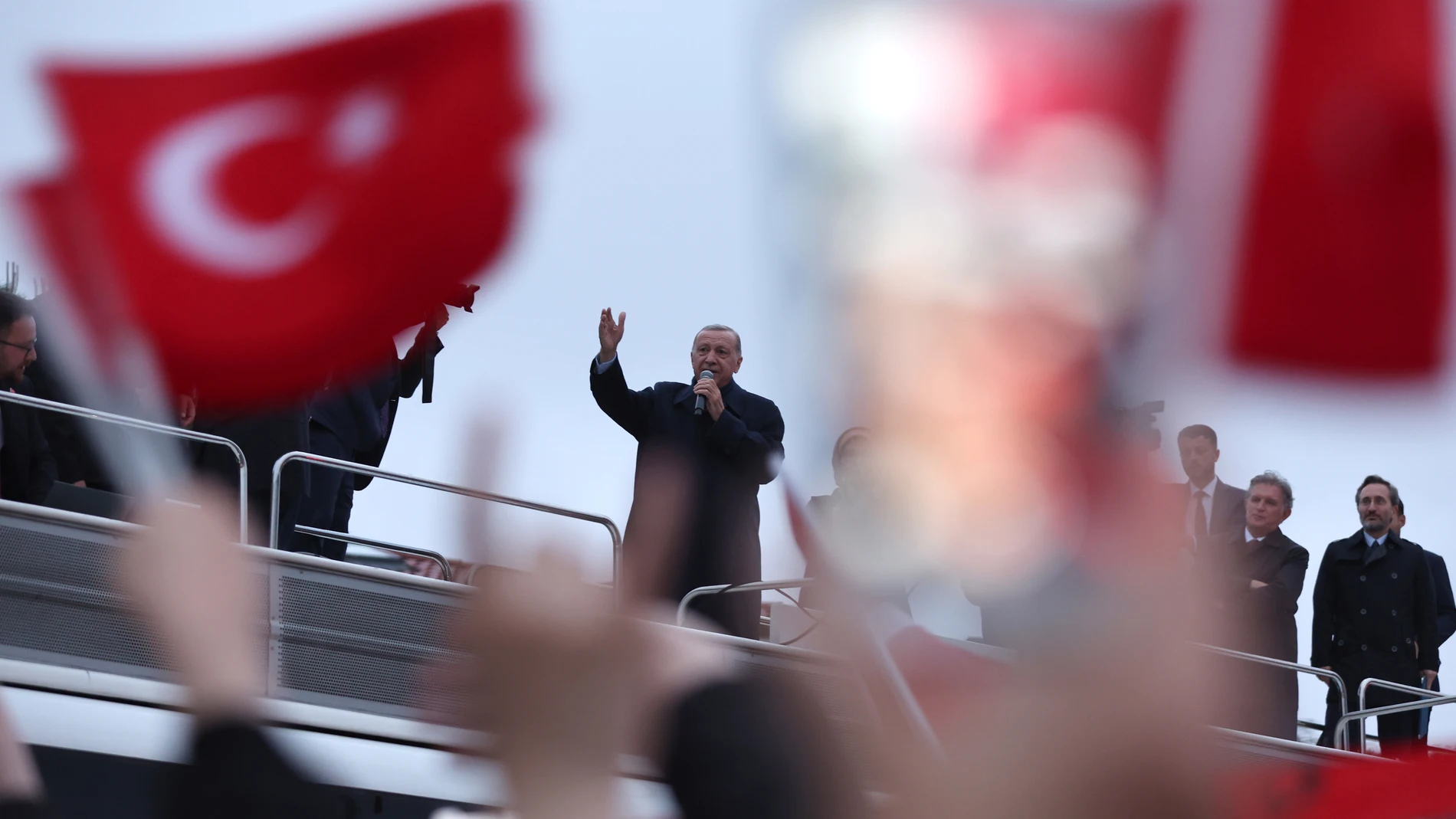 Istanbul (Turkey), 28/05/2023.- Turkish President Recep Tayyip Erdogan addresses supporters following the second round of the presidential elections, in Istanbul, Turkey, 28 May 2023. The second round of presidential elections between Turkish President Recep Tayyip Erdogan and his challenger Kemal Kilicdaroglu, the leader of the opposition Republican People's Party (CHP), is held 28 May. (Elecciones, Turquía, Estanbul) EFE/EPA/TOLGA BOZOGLU