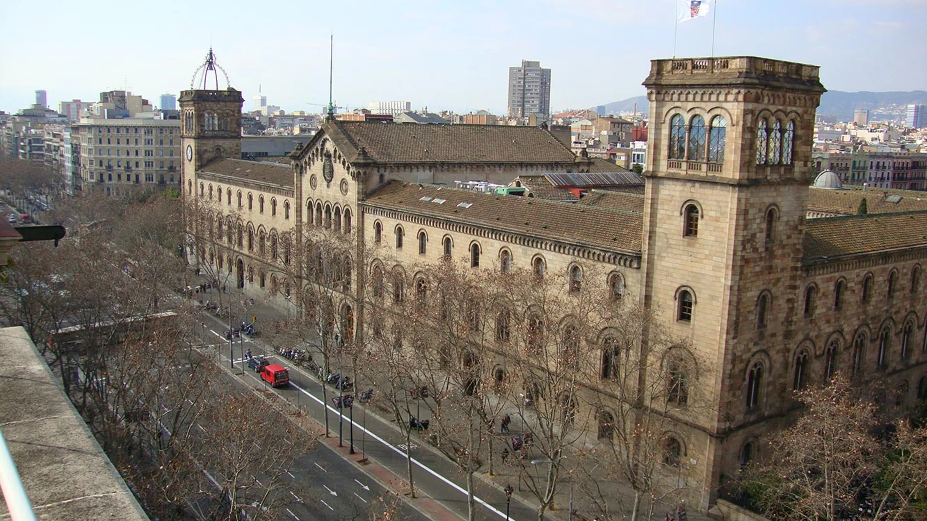 La fachada del histórico edificio de la Universitat de Barcelona