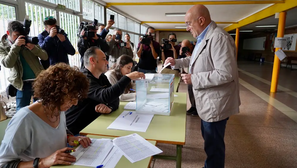Carnero ejerce su derecho al voto