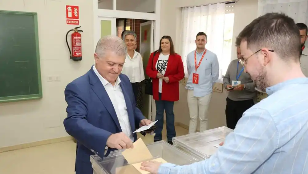 José Vélez, PSOE, votando