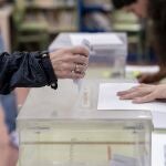 Una persona votando