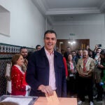 Pedro Sánchez vota para las elecciones municipales y autonómicas de 2023