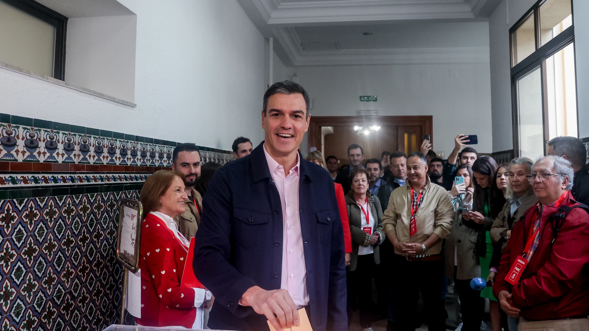 El secretario general del PSOE y presidente del Gobierno de España, Pedro Sánchez, ejerce su derecho al voto en el Colegio de Nuestra Señora del Buen Consejo, a 28 de mayo de 2023, en Madrid (España). Hoy, 28M, se celebran en España elecciones municipales en un total de 8.131 ayuntamientos, elecciones autonómicas en 12 comunidades autónomas y en las ciudades autónomas de Ceuta y Melilla. En las elecciones municipales podrán votar 35.414.655 electores y en las autonómicas que se celebran podrán hacerlo 18.382.505 electores. Ricardo Rubio / Europa Press 28/05/2023