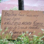 Un cartel contra el crimen machista en Vitoria en el lugar de los hechos el 28 de mayo de 2023