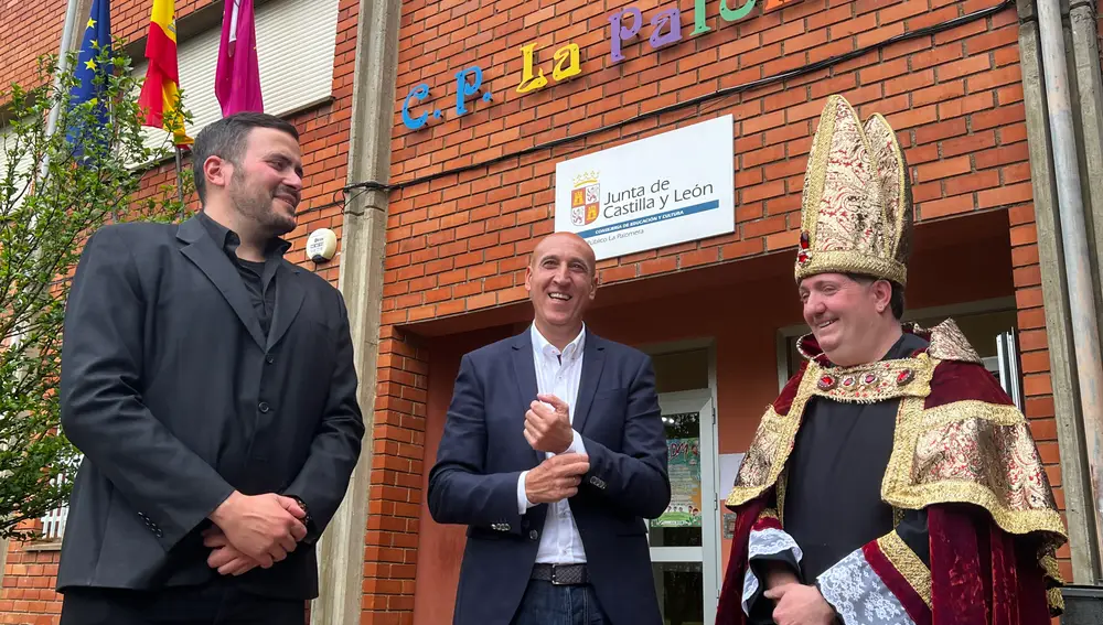 El hostelero leonés vestido de obispo